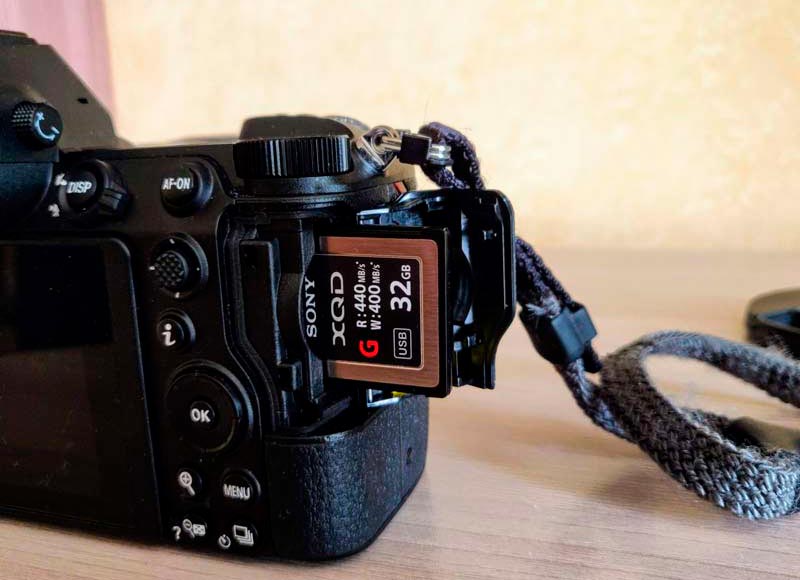 Nikon Z6 использует  только один слот карт памяти XQD