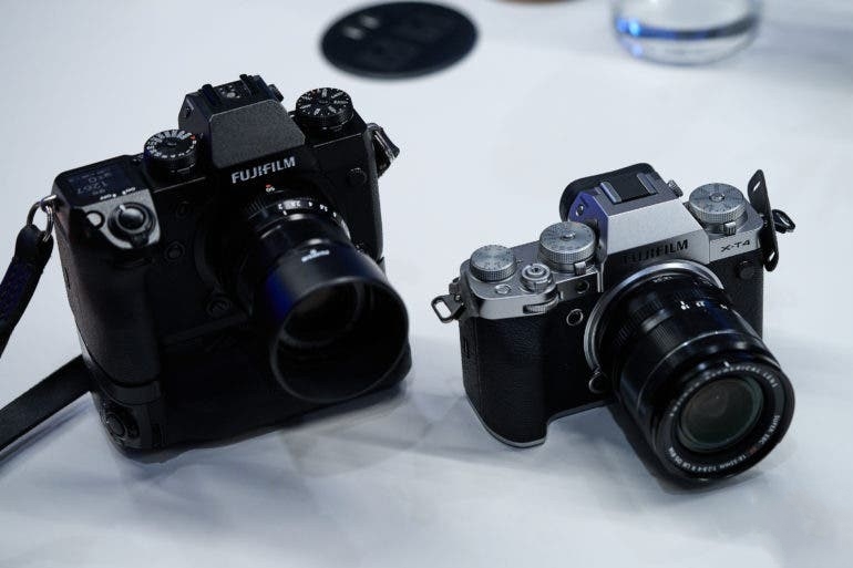 Вот сравнение Fujifilm X-T4 и Fujifilm X-H1 (с прикрепленной вертикальной рукояткой усилителя мощности). Обе камеры имеют встроенную стабилизацию изображения.