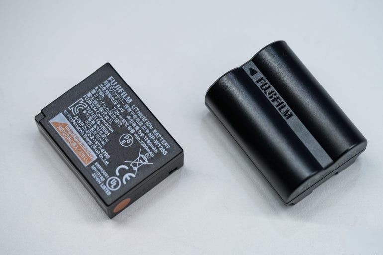 Fujifilm X-T4 использует батарею новой конструкции большей емкости. 