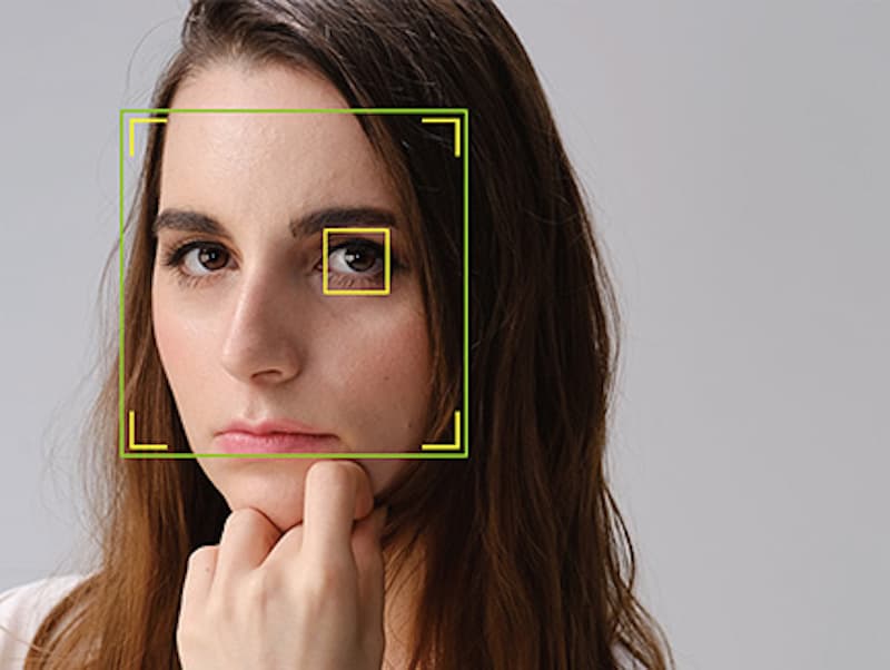 Технология распознавания лиц позволяет легко получать четкие изображения людей от потенциально отвлекающих факторов.